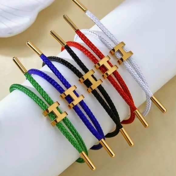 ✨ Green Braided Cable Bracelet with Gold-Tone Accents ✨ - Picture 2 of 3